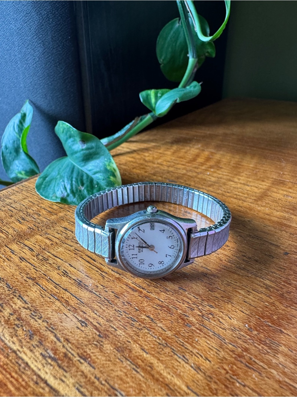 Vintage Seiko Quartz Wristwatch with Expandable Band